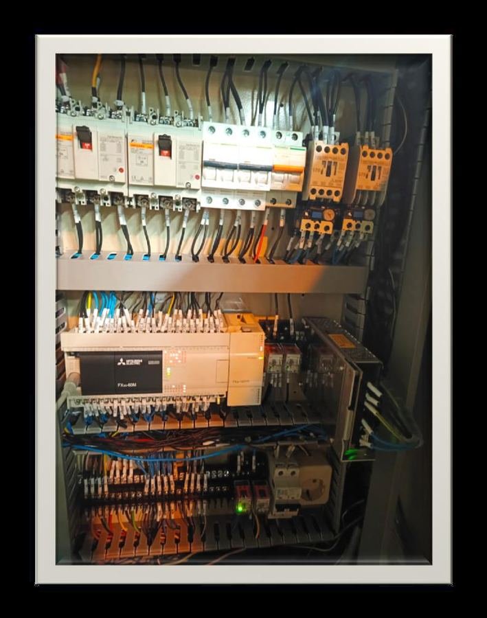 Wiring panel listrik industri dengan kabel tertata dalam wiring duct